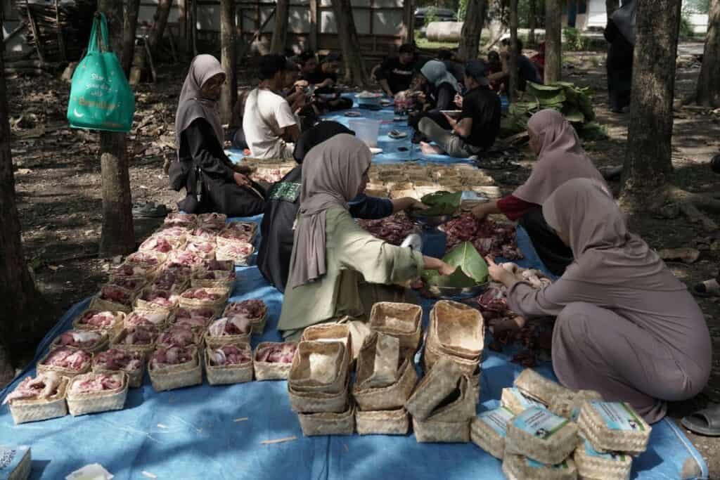 kurban dari auckland2 dompet dhuafa Warga Deda Padas memotong dan mencacah daging kurban yang dikemas dalam besek rotan untuk dibagikan kepada penerima manfaat THK.