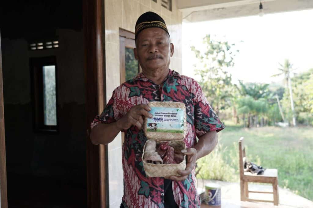 kurban dari auckland4 dompet dhuafa Salah satu warga Dusun Kedung Udal, Desa Padas, saat menerima daging kurban amanah HUMIA TRUST melalui Dompet Dhuafa.