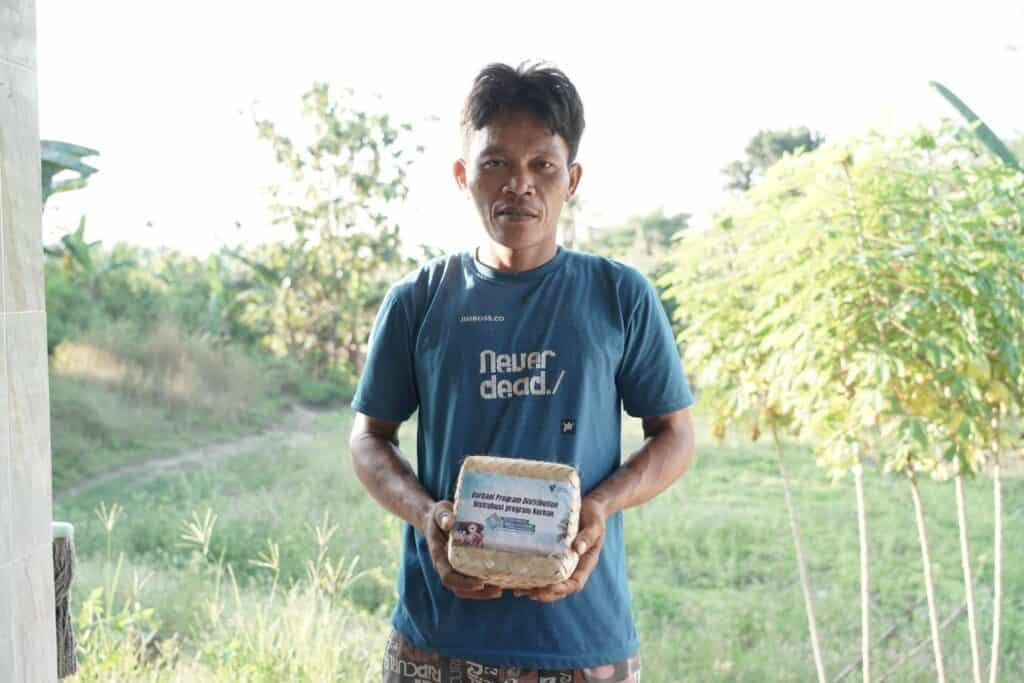 kurban dari muslim di negeri kiwi7 dompet dhuafa Salah satu warga Dusun Kedung Udal, Desa Padas, saat menerima daging kurban amanah HUMIA TRUST melalui Dompet Dhuafa.