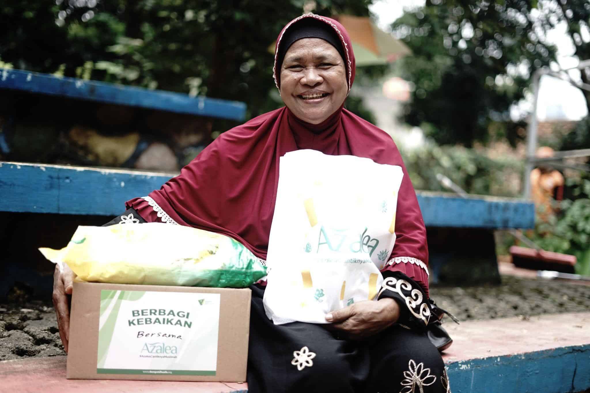 Ibu santini, penerima manfaat beras dan sembako serta personal care dari program berbagi kebaikan hasil kolaborasi Dompet Dhuafa, Azalea, dan Gemilang Indonesia.