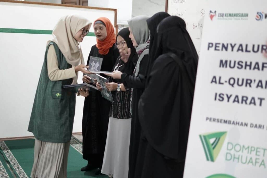 teman tuli alquran2 dompet dhuafa Penyaluran MQI kepada ibu-ibu tuli yang tergabung dalam Gerkatin DKI Jakarta dan Majelis Talim Tuli Indonesia (MTTI) di Jakarta Timur.