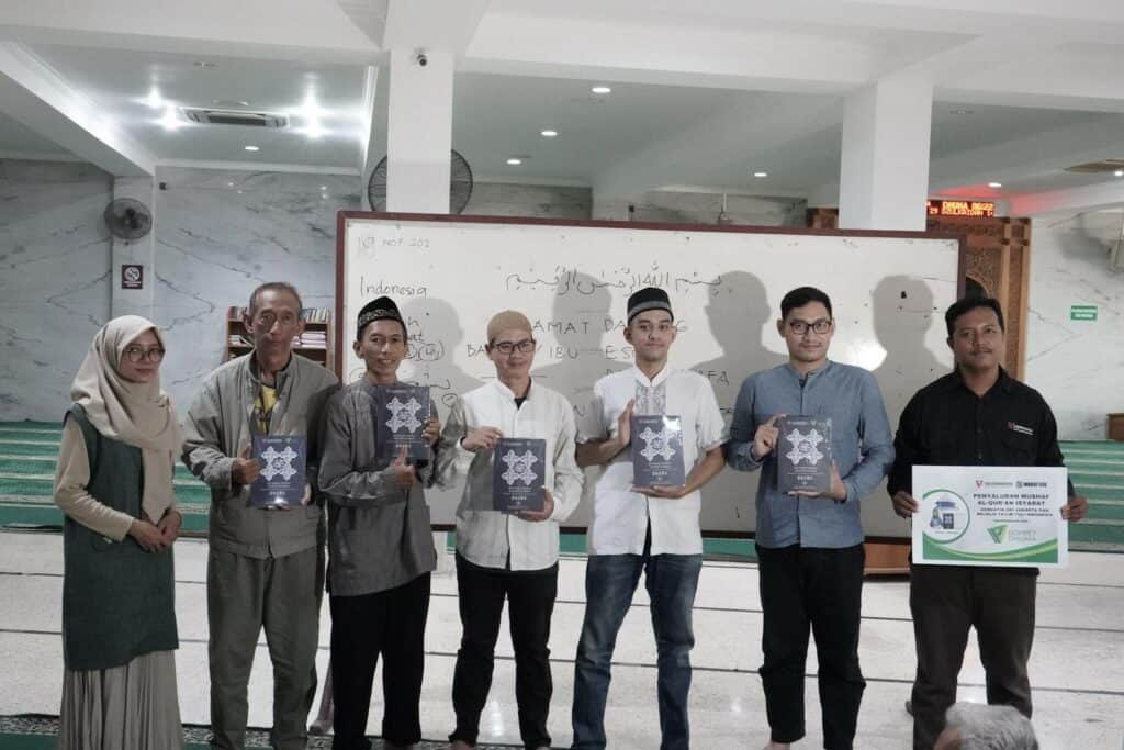 teman tuli alquran3 dompet dhuafa Simbolisasi penyaluran MQI kepada bapak-bapak tuli yang tergabung dalam Gerkatin DKI Jakarta dan Majelis Talim Tuli Indonesia (MTTI) di Jakarta Timur.