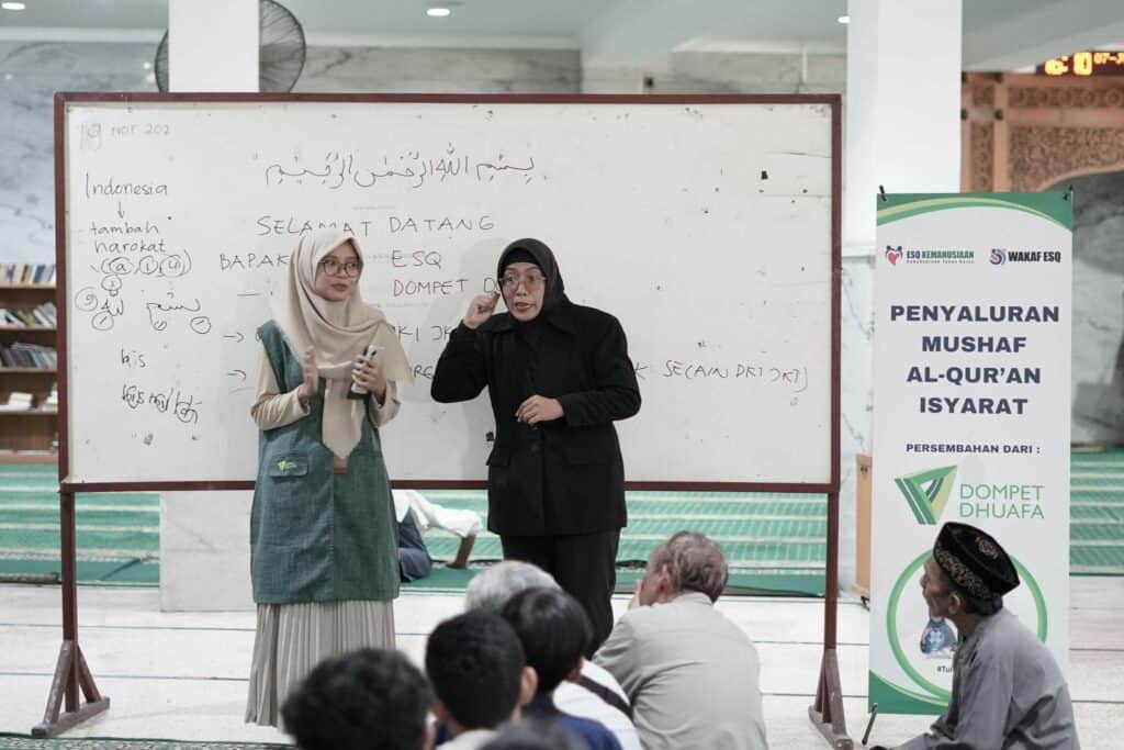 teman tuli alquran4 dompet dhuafa Nur Hafifah (kiri) didampingi Fika (kanan) menyampaikan harapan dan amanah dari para donatur.