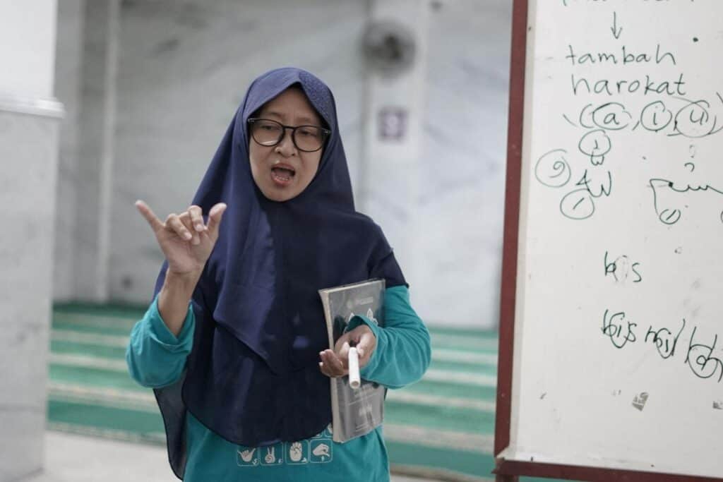 teman tuli alquran5 dompet dhuafa Ninik mengenalkan isyarat-isyarat dalam MQI kepada para teman tuli.