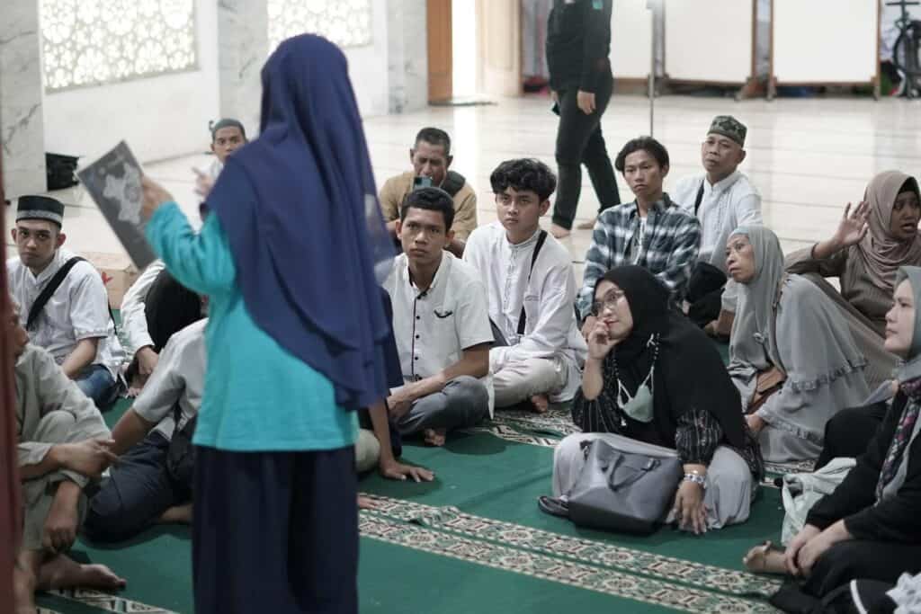 teman tuli alquran6 dompet dhuafa Para teman tuli menyimak pengenalan isyarat-isyarat dalam MQI oleh Ninik.