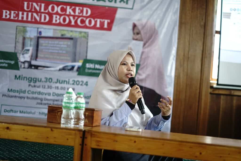 donasi palestina dari nctzen2 dompet dhuafa Siti Nur Fitriah, selaku pembicara dalam acara Talkshow “Unlock Behind Boycott: Memahami Esensi Boikot Produk Terafiliasi dengan Kegiatan Genosida” pada Sabtu, (30/7/2024) di Masjid Cordofa Dompet Dhuafa.