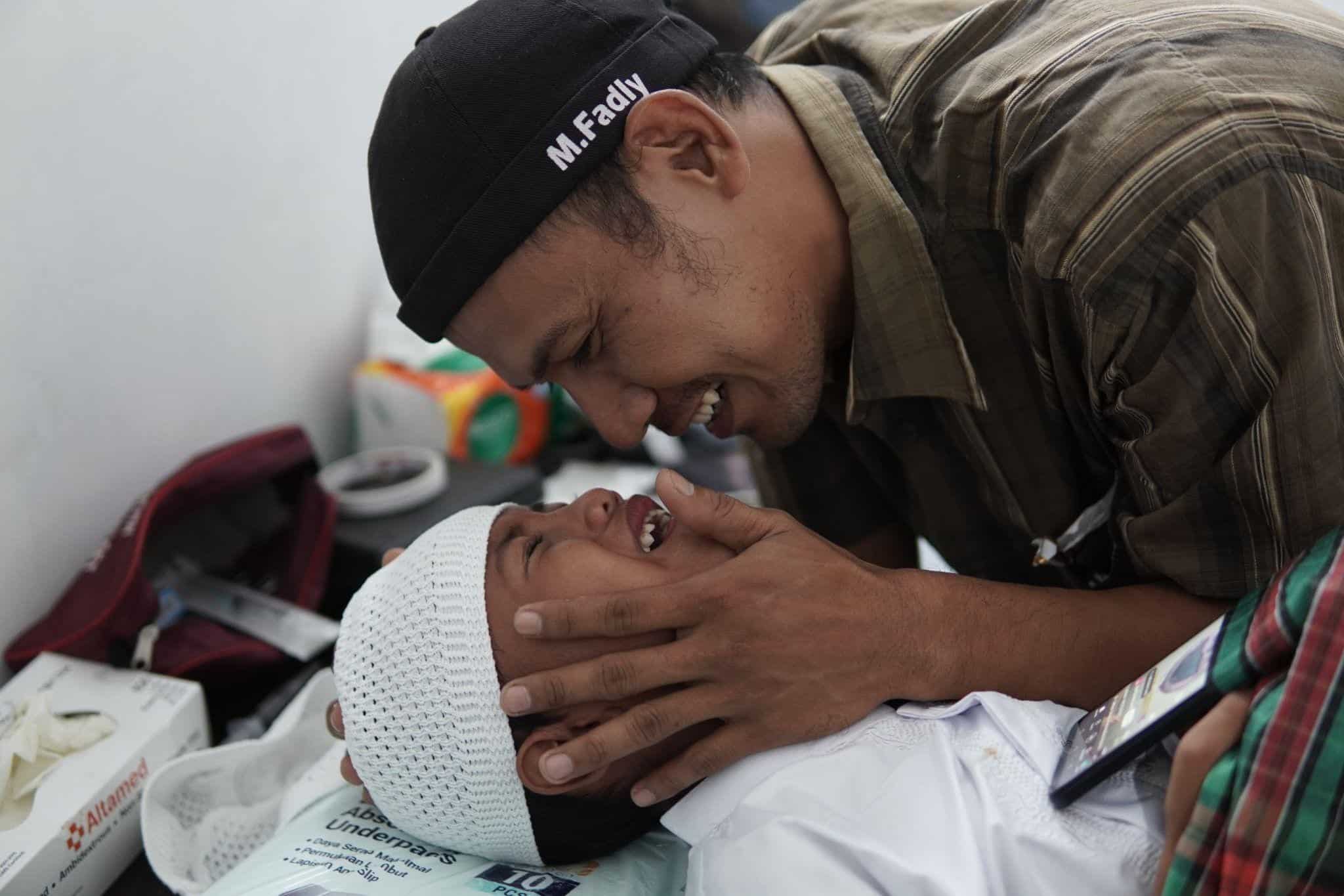 khitan massal1 dompet dhuafa Alfatih Gaida, salah satu peserta khitan massal Dompet Dhuafa dan XL Axiata saat menjalani proses khitan ditemani orang tuanya.