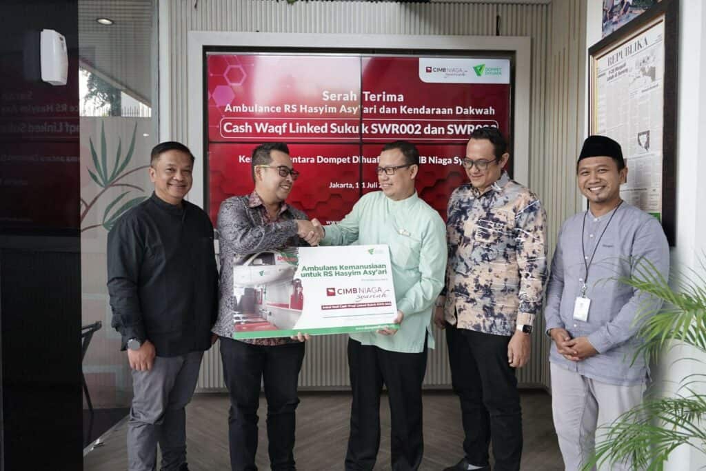 serah terima ambulans2 dompet dhuafa Simbolisasi serah terima ambulans kemanusiaan untuk RS Hasyim Asyari di Jombang.