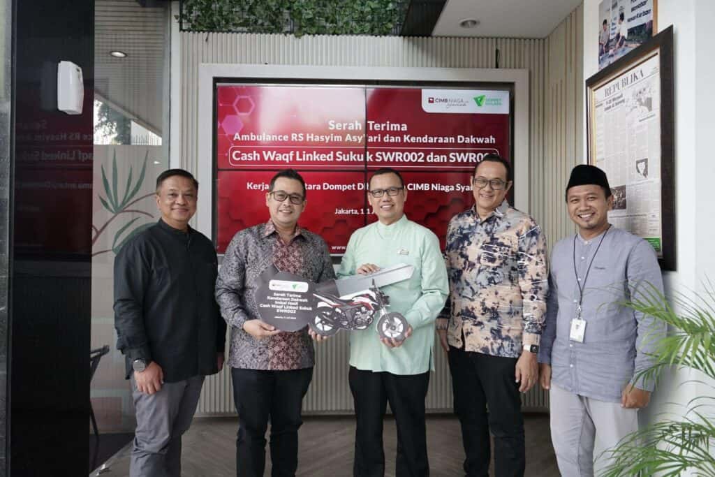 serah terima ambulans3 dompet dhuafa Simbolisasi serah terima 10 unit kendaraan dakwah untuk ditempatkan di daerah-daerah terpencil.