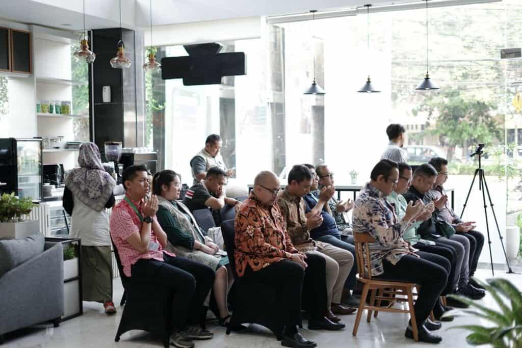 serah terima ambulans6 dompet dhuafa Doa bersama dilakukan untuk keberkahan atas implementasi CWLS SWR002 dan SWR003 berupa mobil ambulans dan 10 kendaraan dakwah.