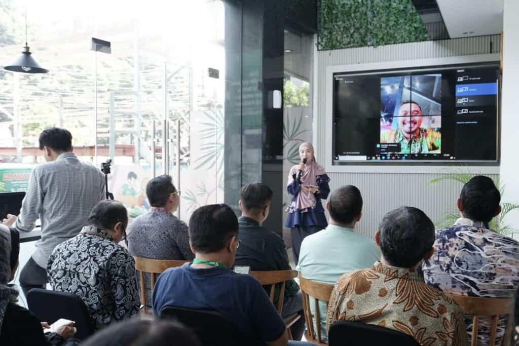 serah terima ambulans7 dompet dhuafa Melalui siniar langsung, Hendi menyampaikan kondisi aktivitas dakwah di Riau.