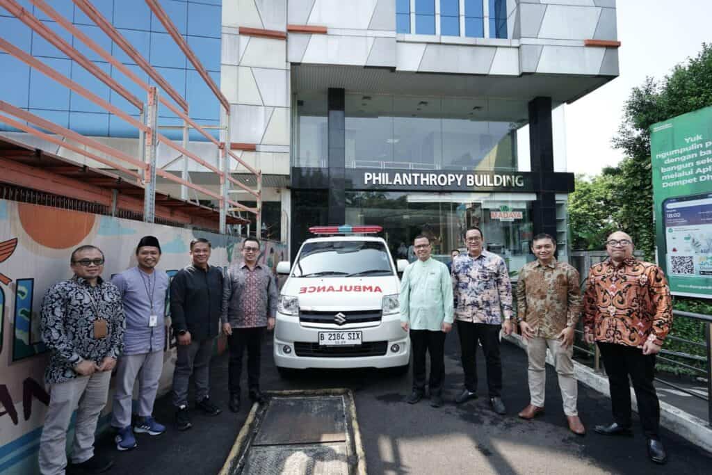 serah terima ambulans8 dompet dhuafa Jajaran Dompet Dhuafa dan CIMB Niaga Syariah meninjau unit ambulans sebelum kemudian meluncur menuju RS Hasyim Asyari di Jombang, Jawa Timur.