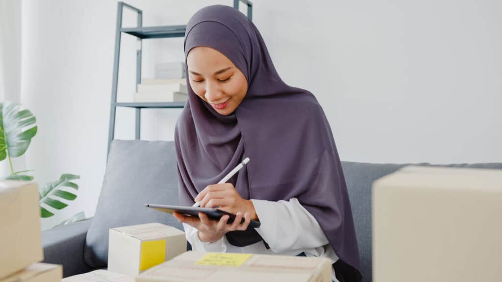 muslim businness dompet dhuafa Ilustrasi seorang muslim menghitung zakat piutang