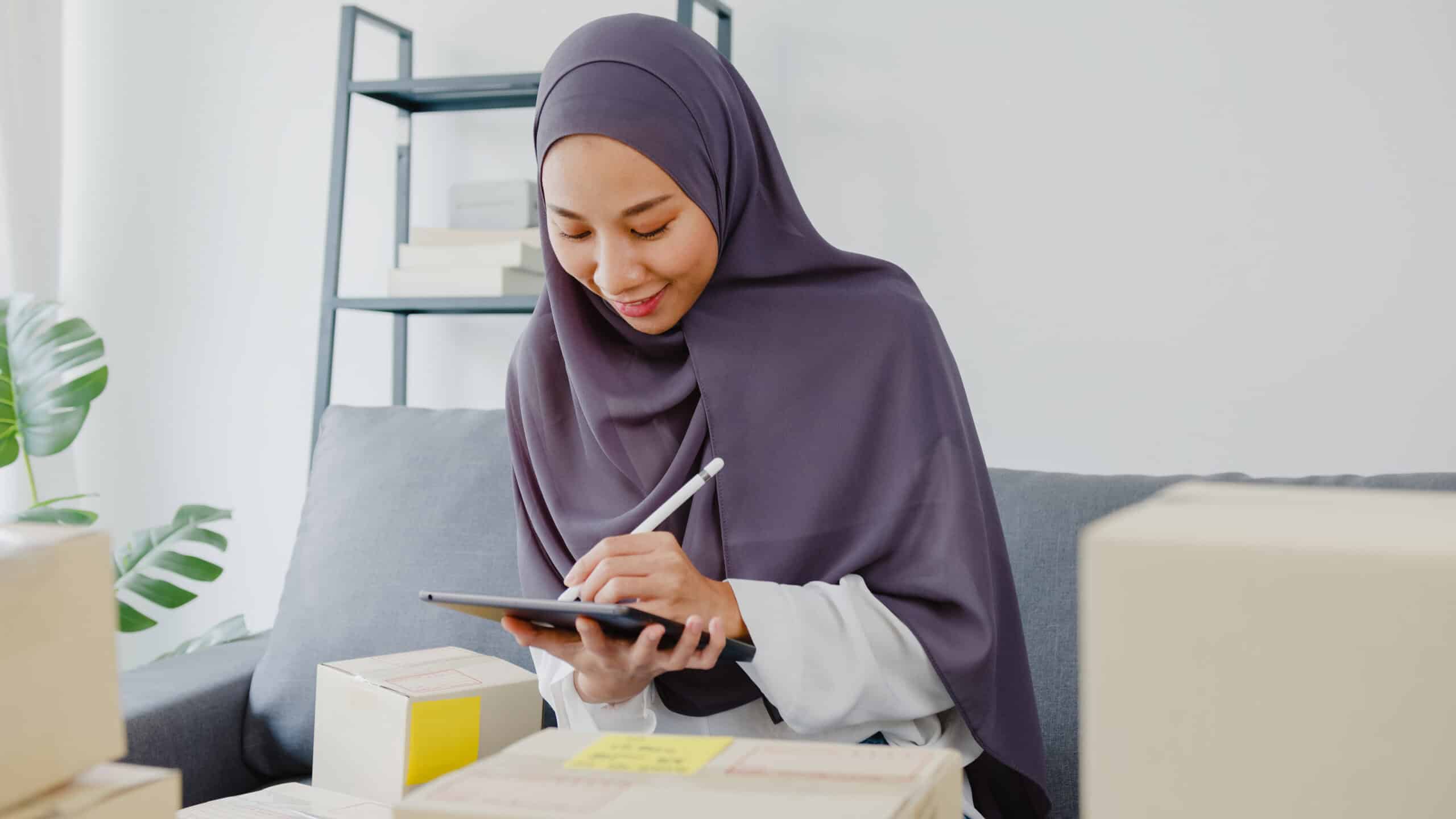 muslim businness dompet dhuafa Ilustrasi seorang muslim menghitung zakat piutang