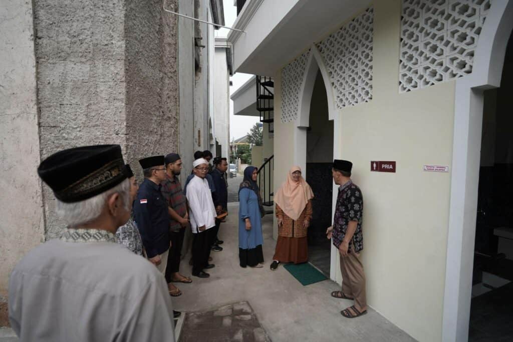 bpkh dan dompet dhuafa13 dompet dhuafa Pasca akad serah terima bantuan, BPKH dan Dompet Dhuafa bersama para warga penerima manfaat meninjau langsung fasilitas baru berupa pembangunan tempat wudhu & toilet di Masjid Al Manar Taman Duta, Sukmajaya, Depok Jawa Barat, di Masjid Al Manar Taman Duta Depok, Kamis (22/08/2024).