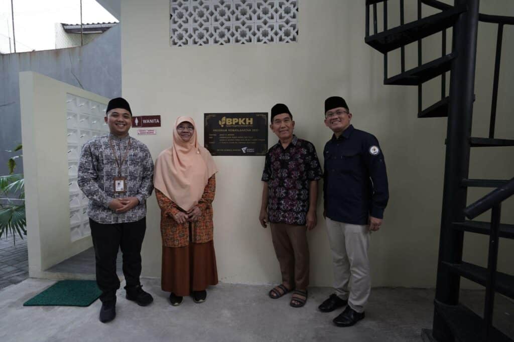 bpkh dan dompet dhuafa14 dompet dhuafa Ki-ka: Ahmad Faqih Syarafaddin, General Manager Penghimpunan ZIS Dompet Dhuafa; Nur Azizah Tamhid selaku Anggota Komisi VIII DPR RI; Abdul Halim WD, penerima manfaat Masjid Al Manar; dan Miftahudin, Deputi Kemaslahatan BPKH ; di Masjid Al Manar Taman Duta Depok, Kamis (22/08/2024).