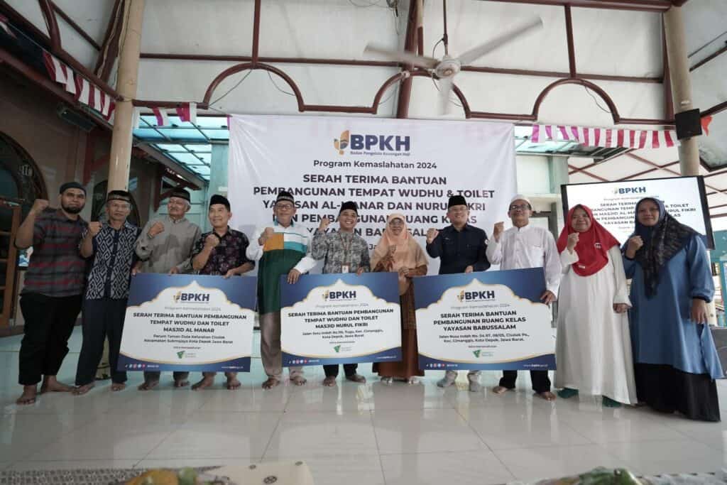 bpkh dan dompet dhuafa2 dompet dhuafa BPKH dan Dompet Dhuafa bersama para warga penerima manfaat donasi melakukan akad serah terima bantuan fasilitas baru berupa pembangunan tempat wudhu & toilet juga ruang asrama belajar di tiga titik wilayah Sukmajaya, Depok Jawa Barat, di Masjid Al Manar Taman Duta Depok, Kamis (22/08/2024).