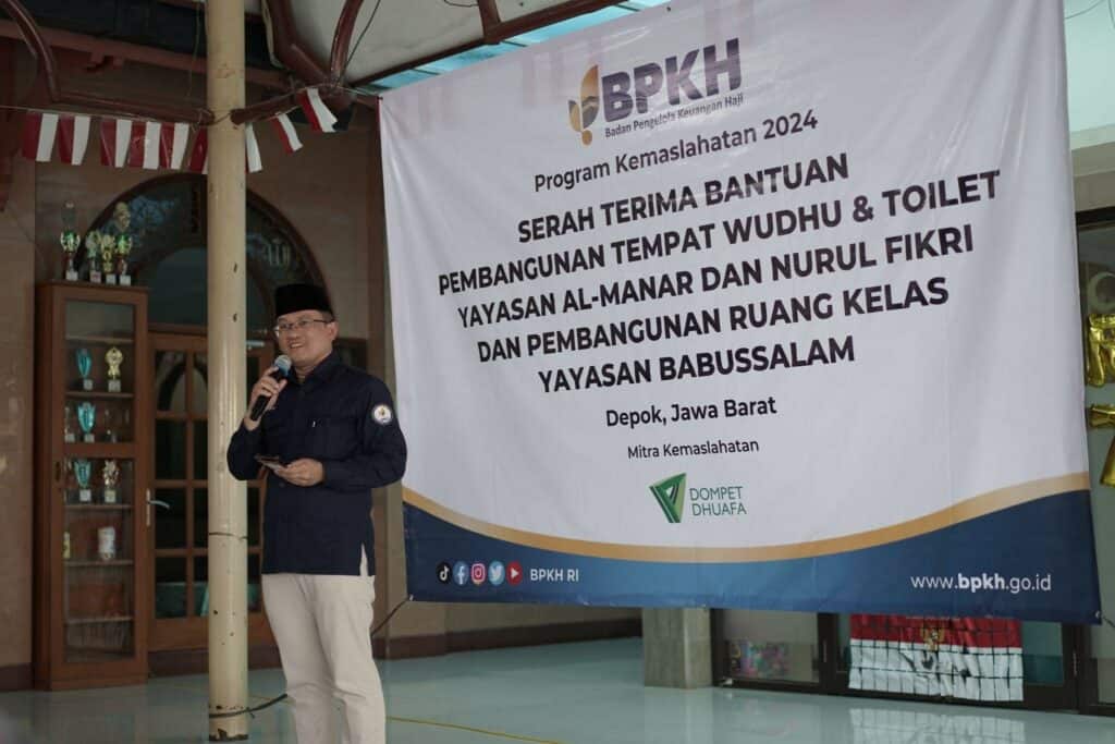 bpkh dan dompet dhuafa3 dompet dhuafa Miftahudin, Deputi Kemaslahatan BPKH memberi sambutan dalam akad serah terima bantuan fasilitas baru berupa pembangunan tempat wudhu & toilet juga ruang asrama belajar di tiga titik wilayah Sukmajaya, Depok Jawa Barat, di Masjid Al Manar Taman Duta Depok, Kamis (22/08/2024).