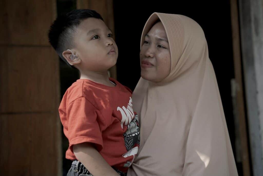 bantuan alat dengar4 dompet dhuafa Potret Yazdan (kiri), anak dengan gangguan pendengaran, bersama Ana (kanan) di wilayah Kabupaten Banjarnegara.