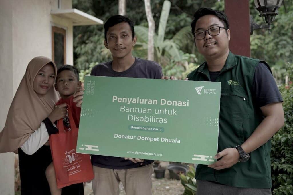 bantuan alat dengar5 dompet dhuafa Penyaluran donasi bantuan untuk disabilitas amanah donatur Dompet Dhuafa berupa Alat Bantu Dengar (ABD) di wilayah Kabupaten Banjarnegara, Jawa Tengah, Rabu (14/08/2024).