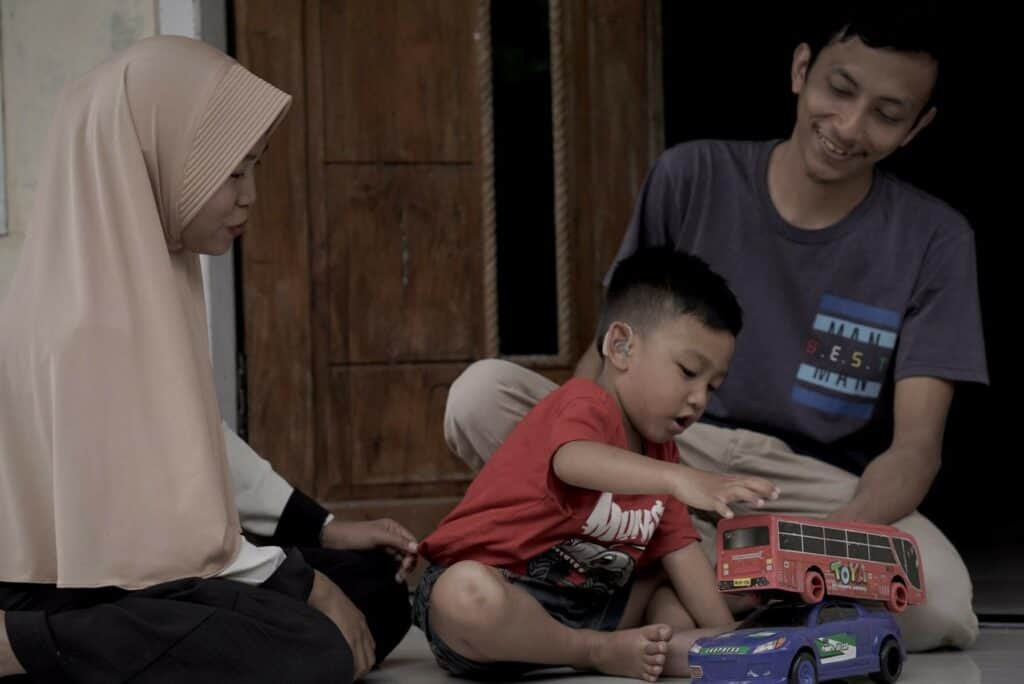 bantuan alat dengar6 dompet dhuafa Potret keluarga Yazdan (tengah), anak dengan gangguan pendengaran, bersama Ana (kiri) ibunda dan Jauhar (kanan), di wilayah Kabupaten Banjarnegara.