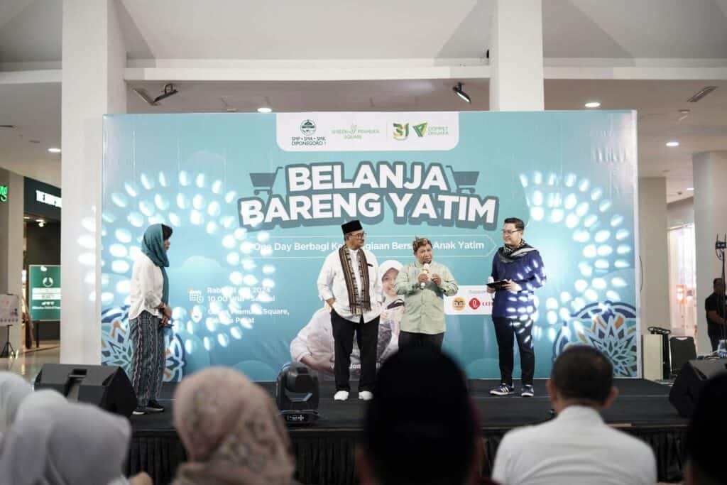 belanja bareng yatim green pramuka4 dompet dhuafa Sambutan berlanjut diskusi oleh Ahmad Shonhaji (dua dari kanan) selaku Ketua Mitra Pengelola Program Sosial dan Dakwah Dompet Dhuafa, Imam Parikesit (dua dari kiri) selaku Ketua Yayasan Al Hidayah, Monalisa (paling kiri) selaku Direktur Green Pramuka Square.
