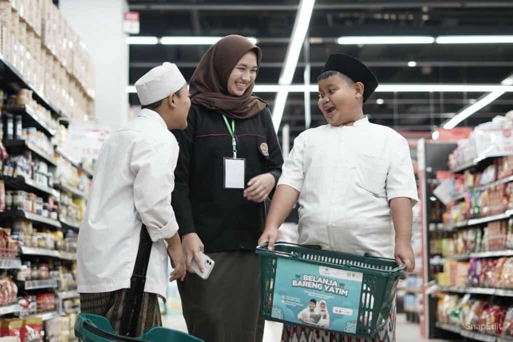 belanja bareng yatim green pramuka5 dompet dhuafa Keseruan antar peserta dan pendamping pada kegiatan Belanja Bareng Yatim di Lotte Mart, Green Pramuka Square.