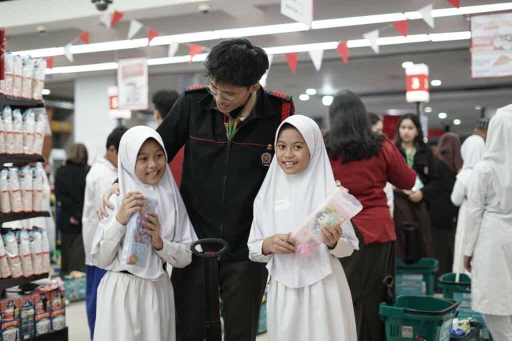 belanja bareng yatim green pramuka6 dompet dhuafa Keseruan antar peserta dan pendamping pada kegiatan Belanja Bareng Yatim di Lotte Mart, Green Pramuka Square.
