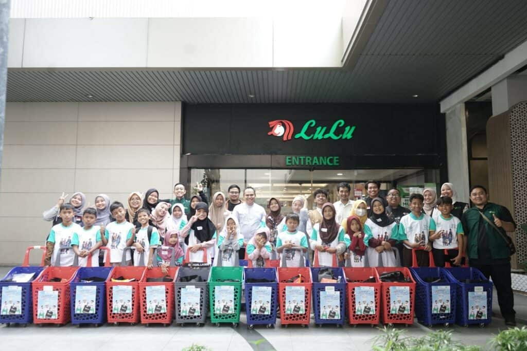belanja bareng yatim11 dompet dhuafa Kebahagiaan anak-anak yatim saat berbelanja kebutuhan sehari-hari.