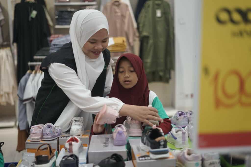 belanja bareng yatim12 dompet dhuafa Kebahagiaan anak-anak yatim saat berbelanja kebutuhan sehari-hari.