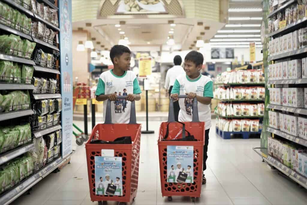 belanja bareng yatim5 dompet dhuafa Kebahagiaan anak-anak yatim saat berbelanja kebutuhan sehari-hari.