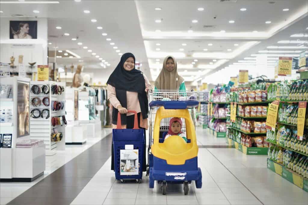 belanja bareng yatim8 dompet dhuafa Kebahagiaan anak-anak yatim saat berbelanja kebutuhan sehari-hari.
