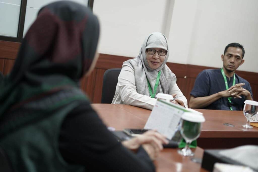 donasi kemanusiaan untuk palestina5 dompet dhuafa Dewi Rustiani (kerudung abu-abu) ikut berdiskusi menyampaikan amanah dari para donatur kepada Dompet Dhuafa.