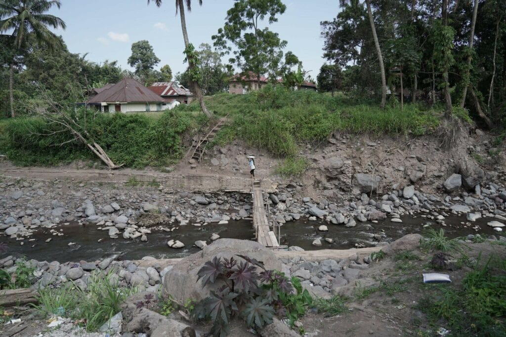 galodo2 dompet dhuafa Jembatan penyeberangan hilang tersapu galodo di wilayah Kabupaten Tanah Datar, Sumatra Barat, Sabtu (20/07/2024).