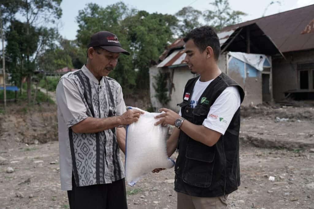 galodo4 dompet dhuafa Dompet Dhuafa Singgalang menyalurkan bantuan pangan kepada penyintas galodo di Kab. Tanah Datar, Sumatra Barat, Sabtu (20/07/2024).