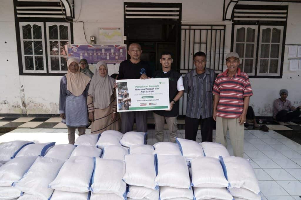 galodo5 dompet dhuafa Dompet Dhuafa Singgalang menyalurkan bantuan pangan dan alat ibadah kepada penyintas galodo di Kantor Wali Nagari Sungai Jambu, Kab. Tanah Datar, Sumatra Barat, Sabtu (20/07/2024).