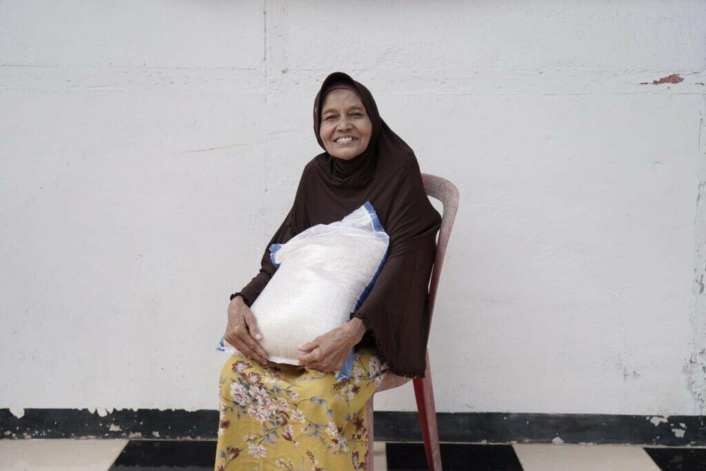 galodo6 dompet dhuafa Asmanidar (68), salah satu penyintas galodo di Kab. Tanah Datar, Sumatra Barat, menerima paket bantuan pangan dan alat ibadah yang disalurkan oleh Dompet Dhuafa Singgalang pada Sabtu (20/07/2024).
