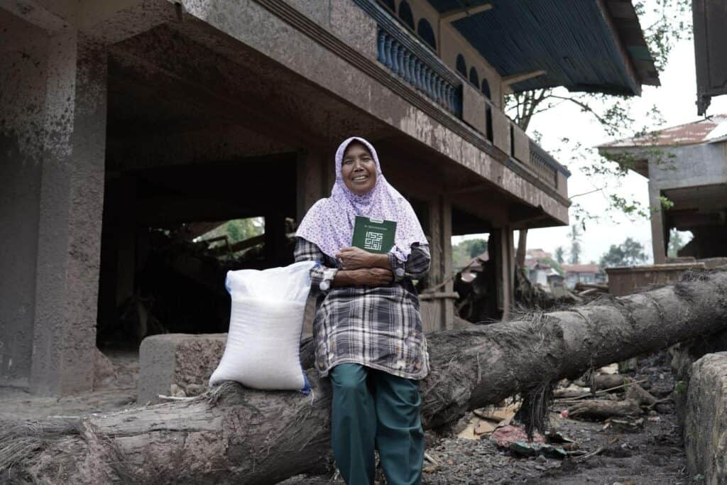 galodo7 dompet dhuafa Yusnidar (65), salah satu penyintas galodo di Kab. Tanah Datar, Sumatra Barat, menerima paket bantuan pangan dan alat ibadah yang disalurkan oleh Dompet Dhuafa Singgalang pada Sabtu (20/07/2024).