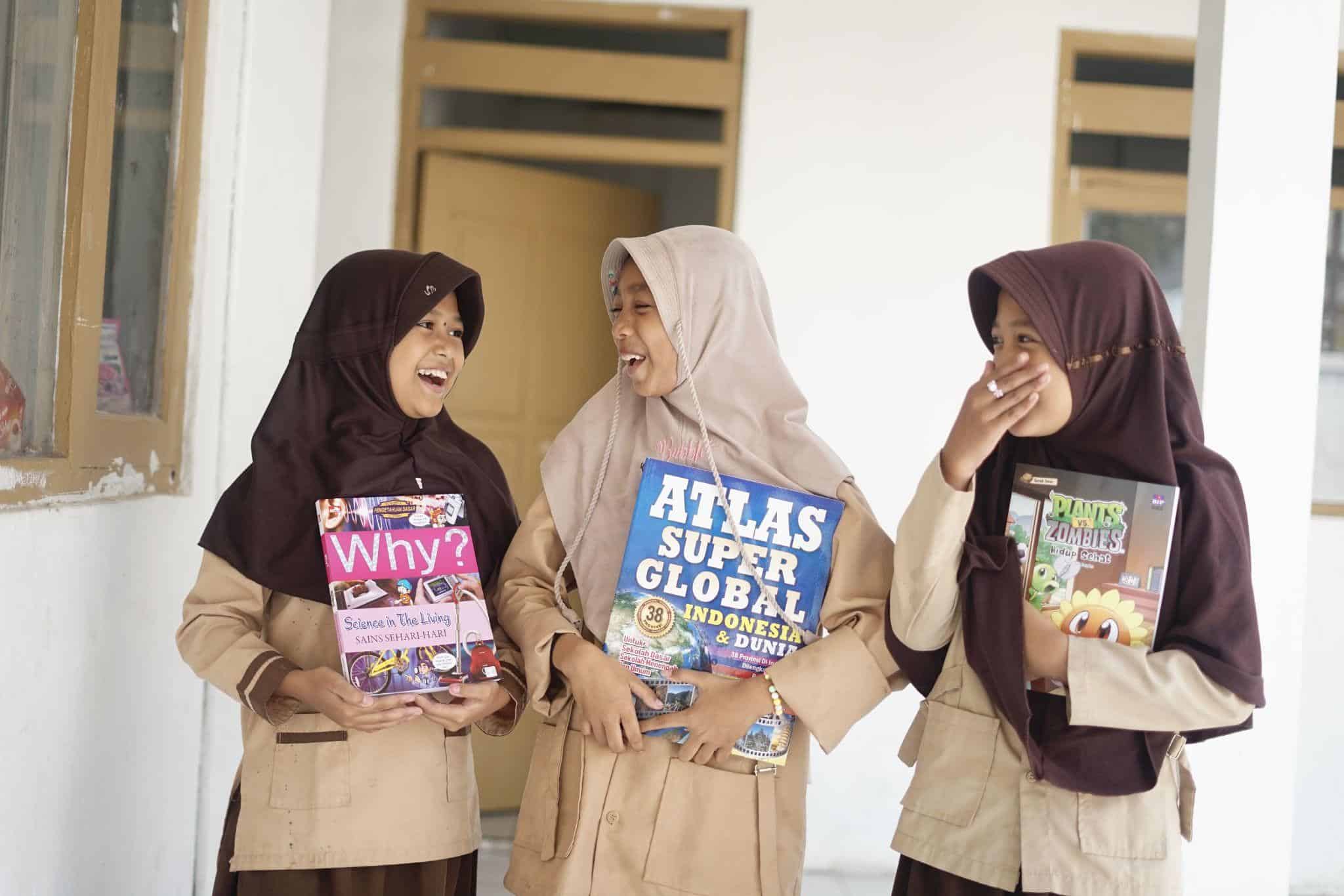 literasi tempo1 dompet dhuafa Siswa MI Al Arsaniyah berbahagia menerima paket buku dari Tempo.