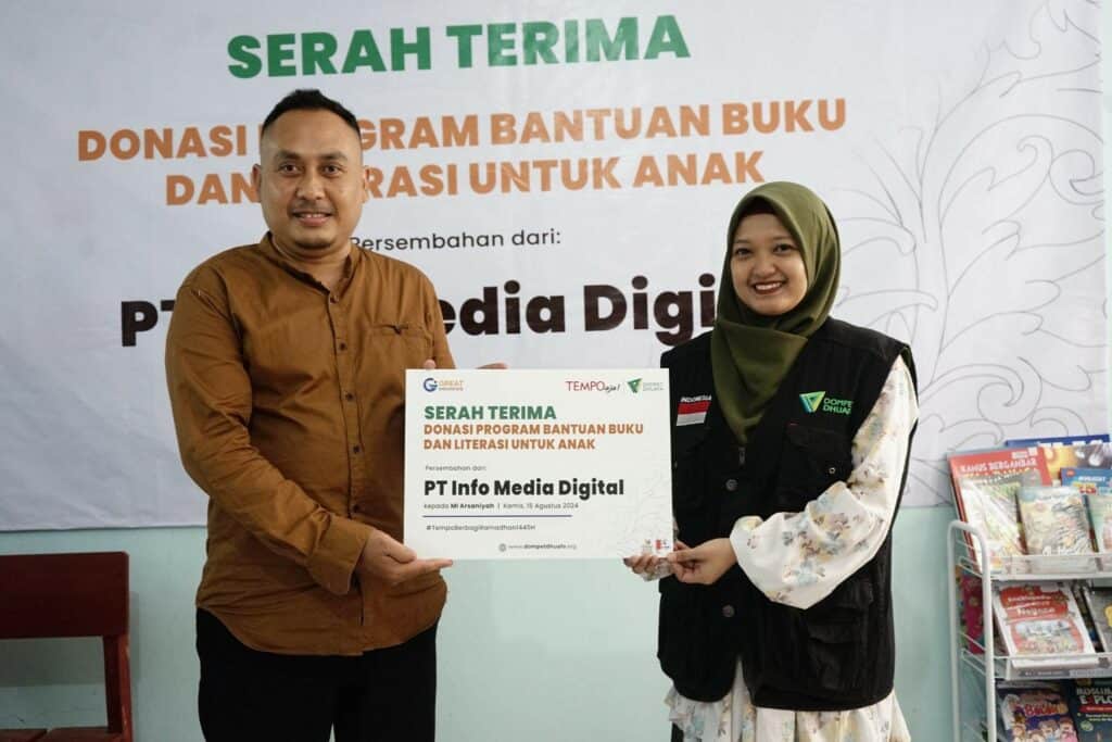 literasi tempo3 dompet dhuafa Serah terima secara simbolis 50 paket buku dari Tempo dan Dompet Dhuafa diwakili oleh Tim Partnership Dompet Dhuafa, Dian Sukma Riany, kepada pihak MI Al Arsaniyah yang diwakili Kepala Sekolah, Iyus Yuli Firdaus, di Ciampea, Bogor, pada Kamis (15/08/2024).