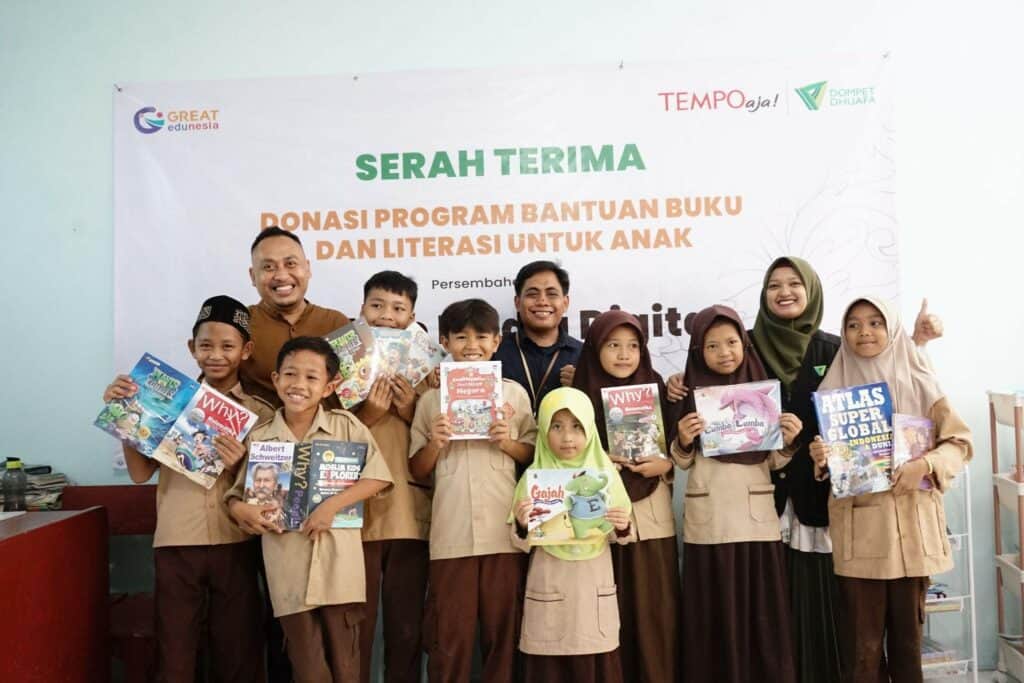 literasi tempo4 dompet dhuafa Siswa MI Al Arsaniyah berbahagia menerima paket buku dari Tempo.