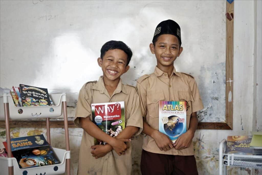 literasi tempo5 dompet dhuafa Siswa MI Al Arsaniyah berbahagia menerima paket buku dari Tempo.