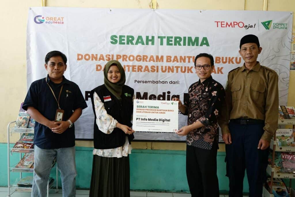 literasi tempo6 dompet dhuafa Serah terima secara simbolis 50 paket buku kepada MI Muhammadiyah Dahu yang diwakili oleh Kepala Sekolah sekolah MI Muhammadiyah Dahu (Supriyadi) dan Ketua Pimpinan Ranting Muhammadiyah (Syaripuddin), perwakilan Dompet Dhuafa (Agung Pardini dan Dian Sukma Riany), di Leuwiliang, Bogor, Kamis (15/08/2024).
