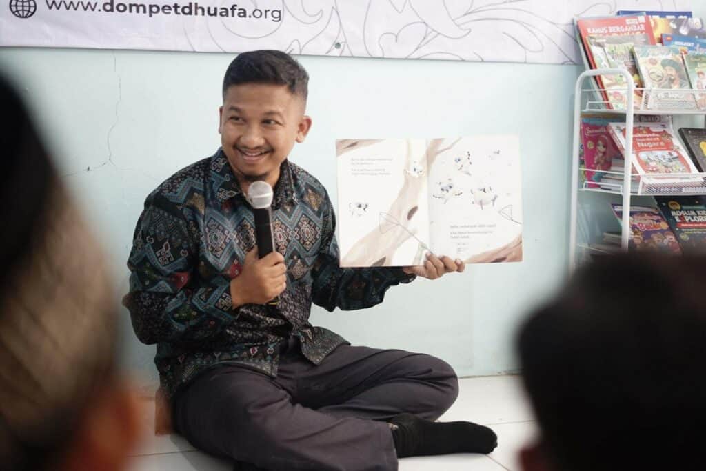 literasi tempo7 dompet dhuafa Simulasi Praktik Membaca Nyaring (Read a loud) bersama Kak Dian Sumantri, pendongeng dan pustawakan dari Great Edunesia bersama para siswa, Kamis (15/08/2024).