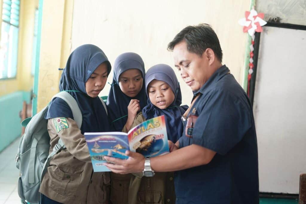 literasi tempo9 dompet dhuafa Agung Pardini dari Great Edunesia Dompet Dhuafa berdiskusi dengan para siswi di MI Muhammadiyah Dahu terkait pengetahuan umum dari buku baru Tempo "Atlas", Kamis (15/08/2024).