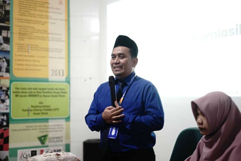 studi banding ibs alikhlas3 dompet dhuafa Herdi Nurdin dalam sambutannya menyampaikan tujuan kedatangan IBS Al Ikhlas ke Smart Ekselensia, dalam rangka peningkatan kualitas dan mutu sekolah.