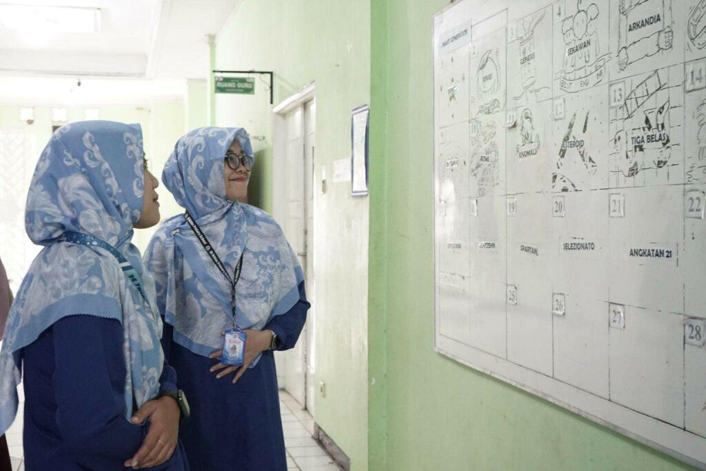 studi banding ibs alikhlas4 dompet dhuafa Para guru dari IBS Al Ikhlas berkeliling melihat fasilitas-fasilitas Smart Ekselensia Indonesia, seperti ruang kelas, asrama, kantin, perpustakaan dan sebagainya.