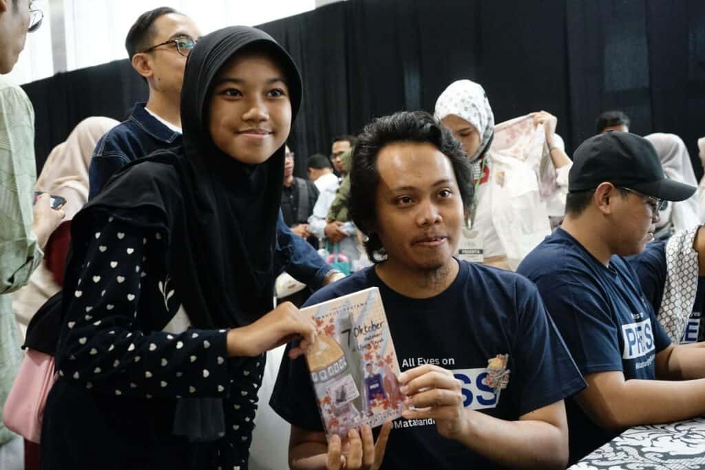 Setelah melangsungkan diskusi buku, para penulis memberikan tanda tangan kepada partisipan yang telah memebeli buku. Setiap penjualan buku akan didonasikan sebesar sepuluh persen untuk program kemanusiaan Palestina.