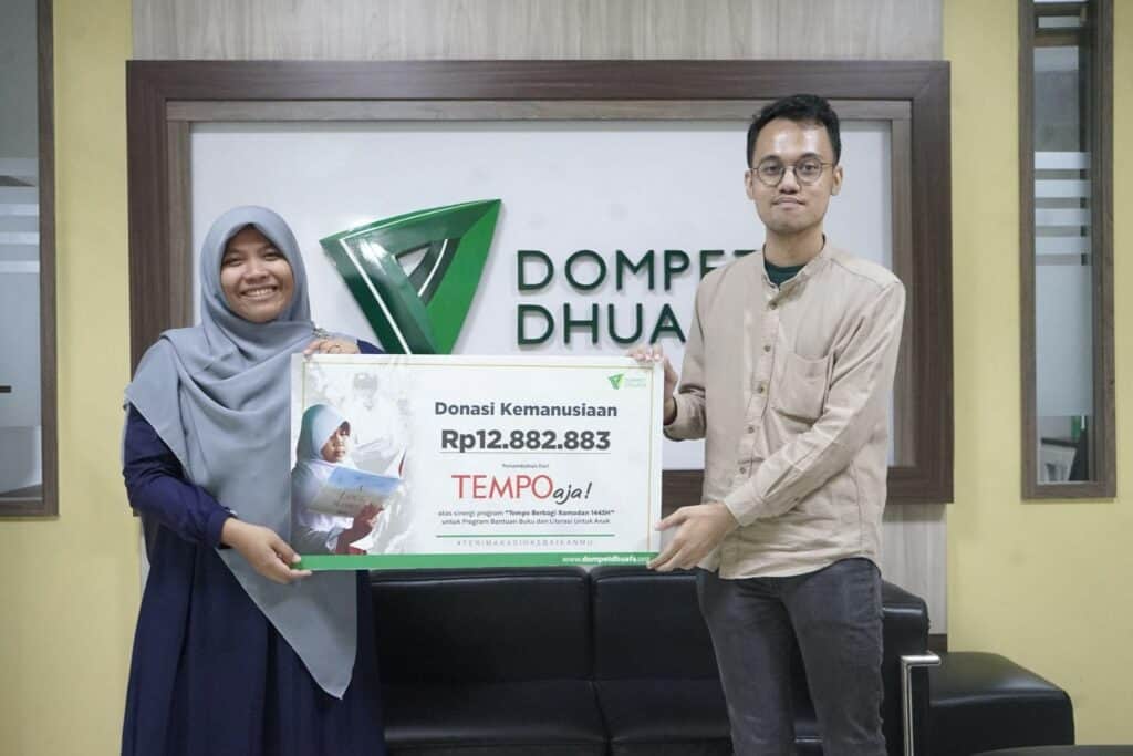 tempo ajak dompet dhuafa tingkatkan literasi anak1 dompet dhuafa Gambar menunjukkan proses serah terima donasi kemanusiaan Program Bantuan Buku dan Literasi Untuk Anak dari Tempo kepada Dompet Dhuafa pada Rabu (31/7/2024).