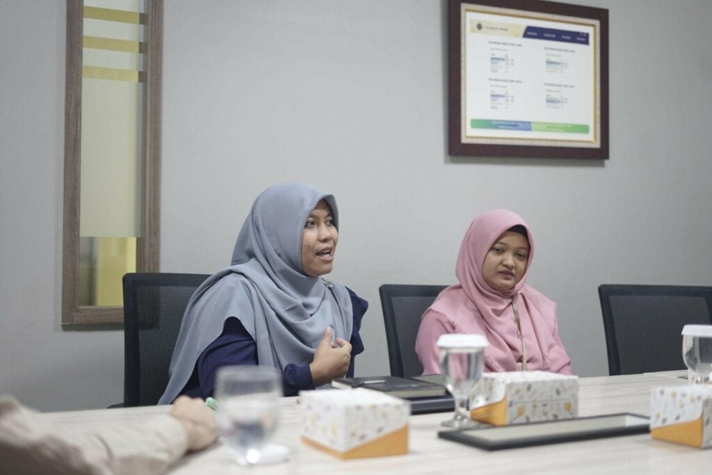 tempo ajak dompet dhuafa tingkatkan literasi anak3 dompet dhuafa Dompet Dhuafa menyambut baik kolaborasi kebaikan dengan Tempo. (Kiri ke Kanan : Utammi Sri Lestari, Senior Officer Partnership Dompet Dhuafa & Dian Sukma Riany selaku tim Partnership Dompet Dhuafa) saat Tempo menyerahan dana bantuan kepada Dompet Dhuafa di Gedung Filantropi Jakarta Selatan, Rabu (31/7/2024).